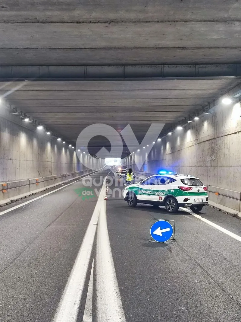 INCIDENTE A BORGARO - Furgone perde il carico nel sottopasso della «Bretella»: code e disagi