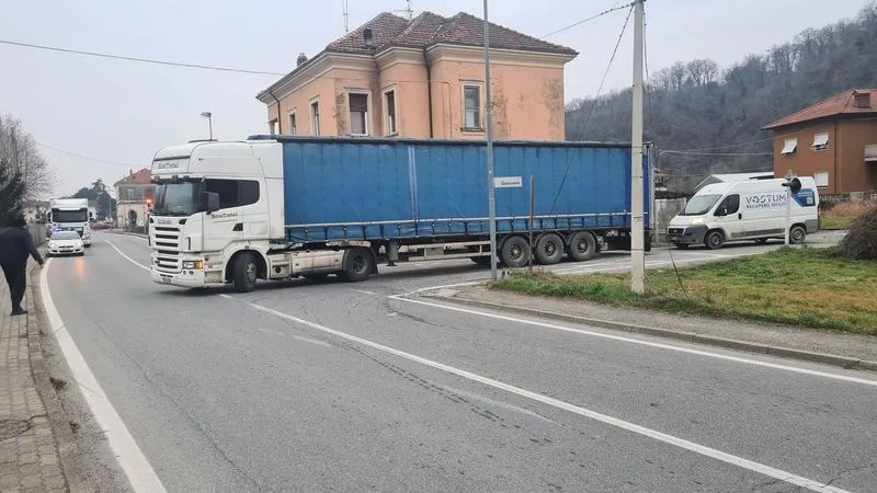 BORGOFRANCO D'IVREA - Tir in panne all'incrocio, il traffico va in tilt - FOTO