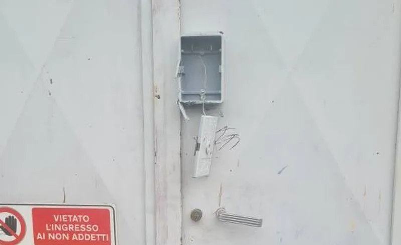 BORGOFRANCO D'IVREA - Devasta il quadro elettrico e la centralina dell'ostello: ripreso dalle telecamere e denunciato - FOTO