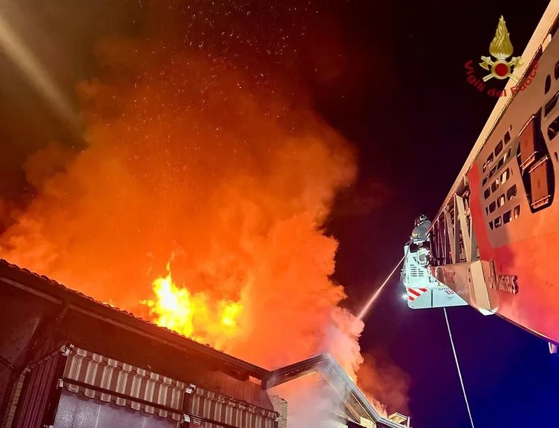 BRANDIZZO - Notte di fuoco, incendio distrugge il tetto di un'abitazione: residenti evacuati - FOTO