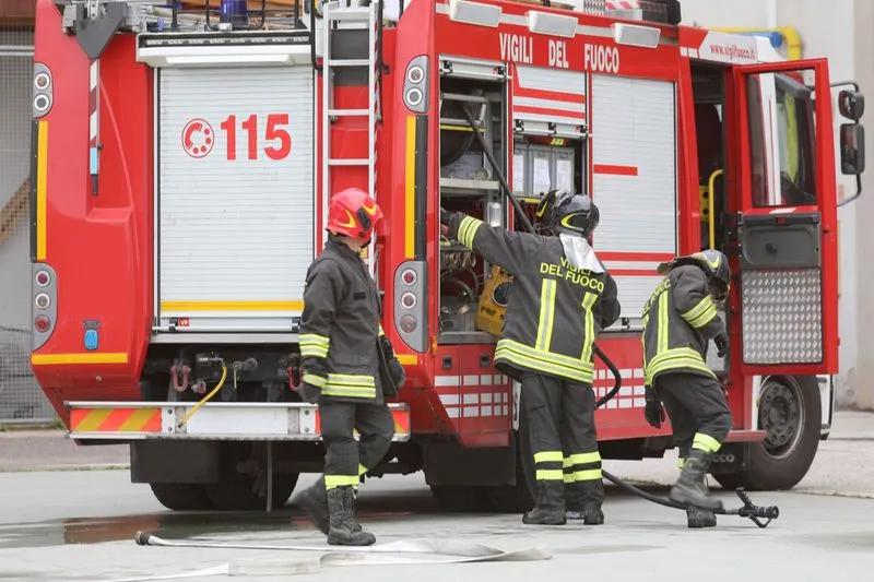 BRUINO - Auto si schianta contro una cancellata e rompe i tubi del gas: strada chiusa per ore