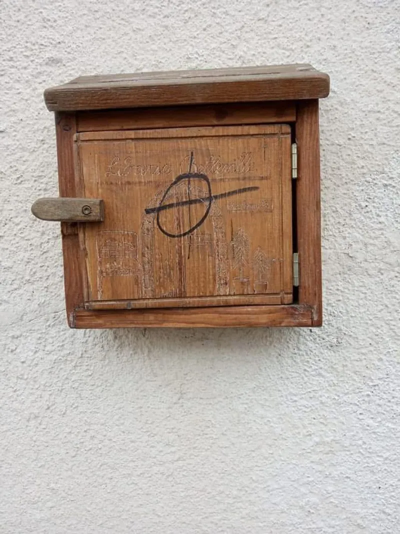 BRUINO - Intimidazione di stampo razzista contro la libreria del paese e il circolo Arci - FOTO