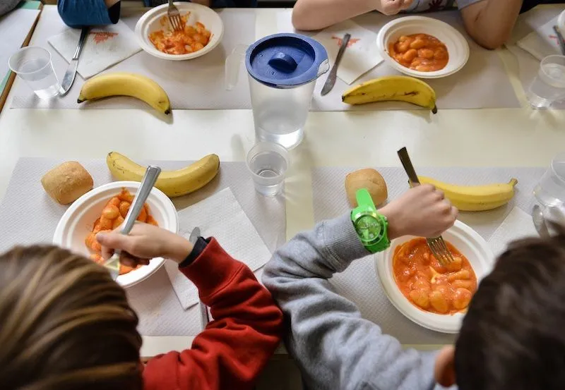 CAMBIANO - Aumenta il costo della mensa scolastica: raccolta firme dei genitori contro i rincari