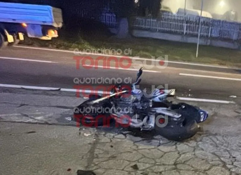 CAMBIANO - Incidente mortale alle prime luci dell'alba, vittima un motociclista