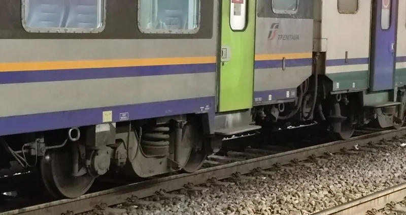 CANAVESE - Treno urta qualcosa sui binari tra Lingotto e Moncalieri: circolazione bloccata per mezza mattinata