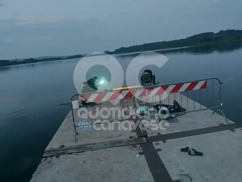 CANDIA CANAVESE - Beccati a pescare sul molo del lago di sera: fioccano le lamentele
