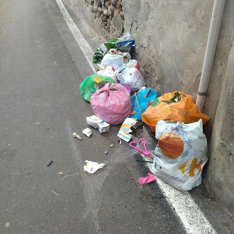 CANDIA CANAVESE - Sosta selvaggia, rifiuti gettati ovunque, la rabbia del sindaco: «Rovinano un paese» - FOTO