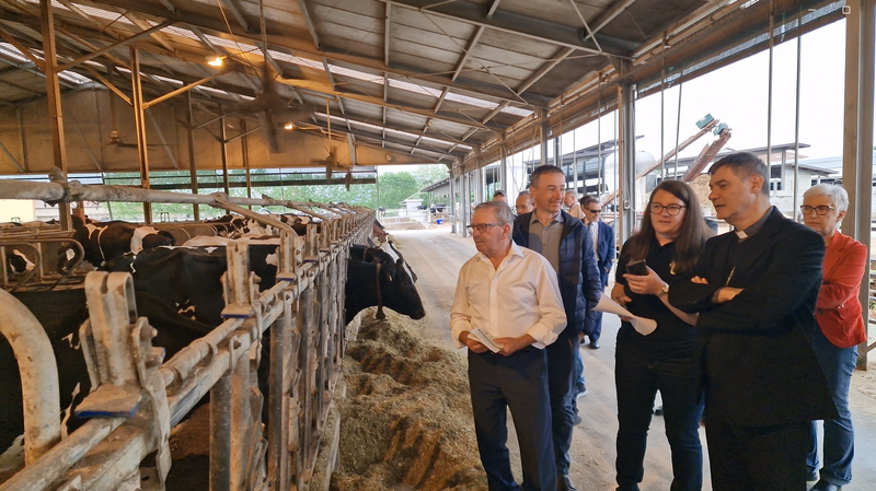 CANDIOLO - Lavoro, incontro-riflessione in azienda agricola con l’arcivescovo di Torino, Roberto Repole - FOTO