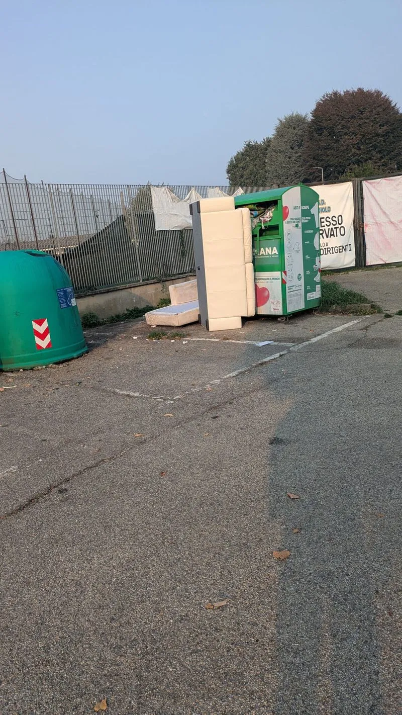CANDIOLO - L'area vicino al bocciodromo ridotta a discarica a cielo aperto - FOTO