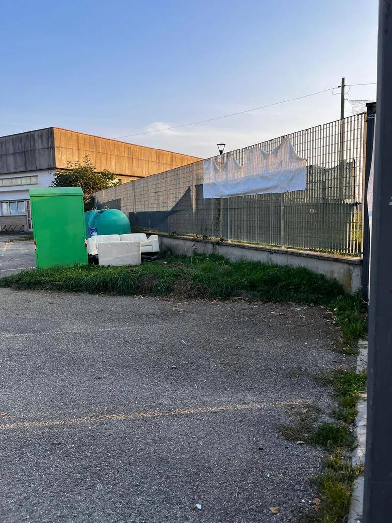 CANDIOLO - L'area vicino al bocciodromo ridotta a discarica a cielo aperto - FOTO