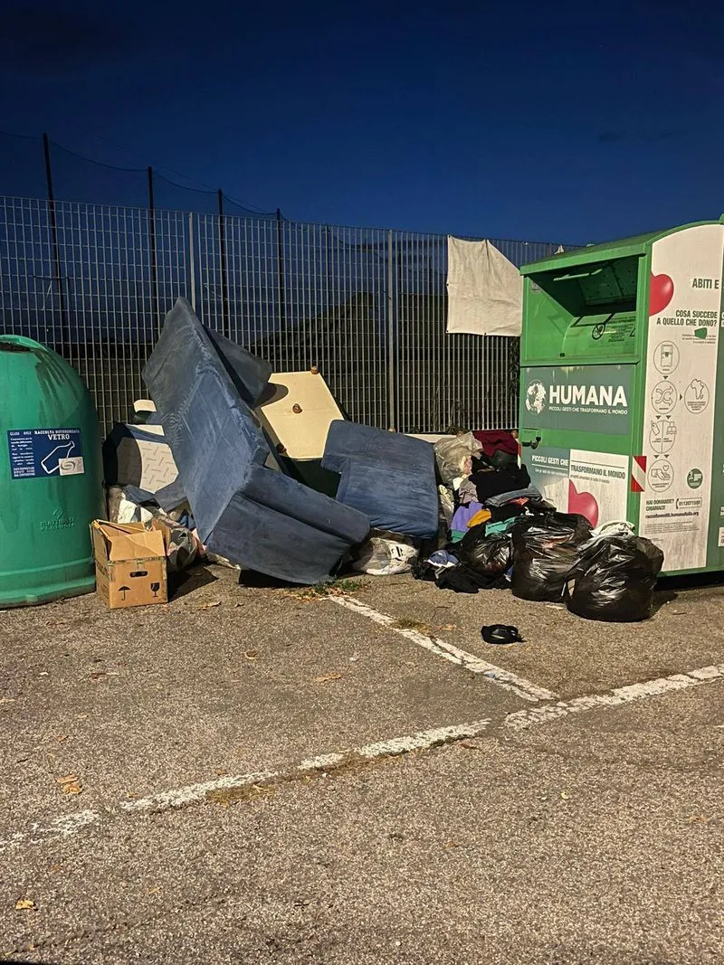 CANDIOLO - L'area vicino al bocciodromo ridotta a discarica a cielo aperto - FOTO