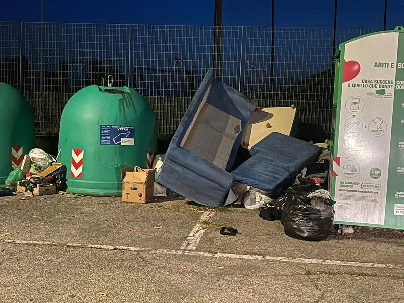 CANDIOLO - L'area vicino al bocciodromo ridotta a discarica a cielo aperto - FOTO