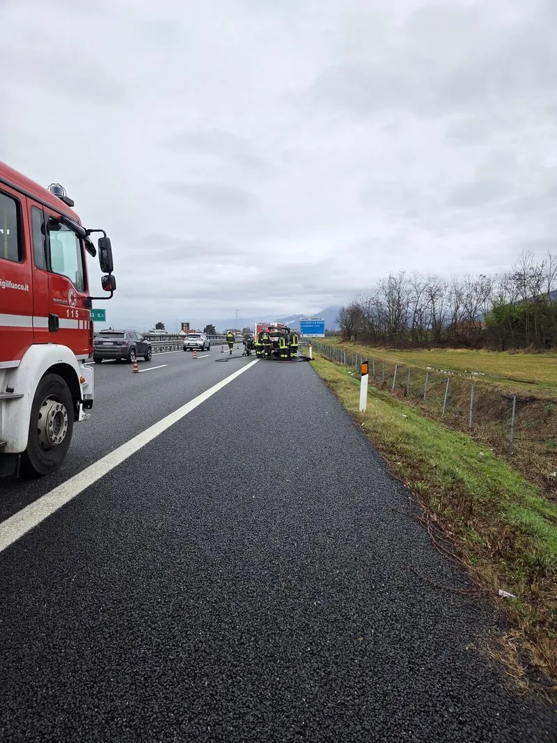 ORBASSANO-CANDIOLO - Paura sul raccordo della Torino-Pinerolo: auto divorata dalle fiamme - FOTO