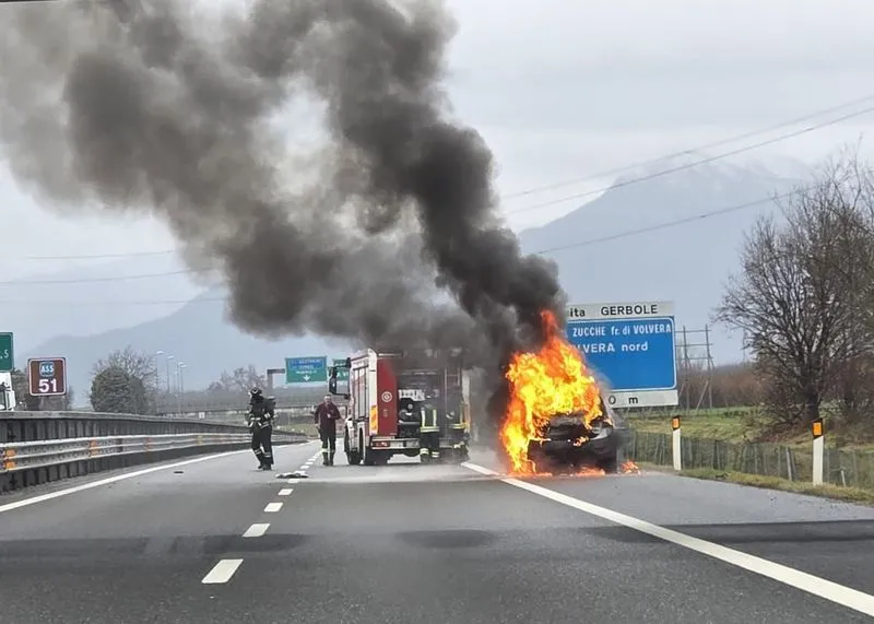 ORBASSANO-CANDIOLO - Paura sul raccordo della Torino-Pinerolo: auto divorata dalle fiamme - FOTO
