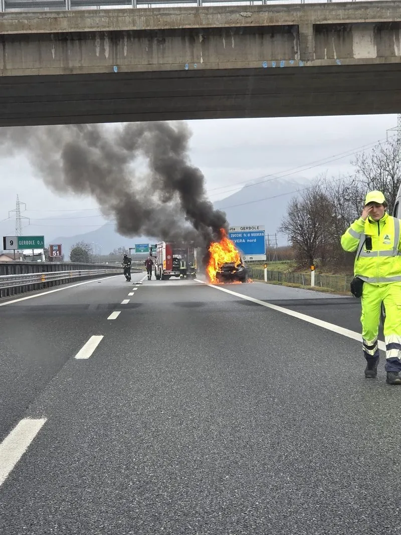 ORBASSANO-CANDIOLO - Paura sul raccordo della Torino-Pinerolo: auto divorata dalle fiamme - FOTO