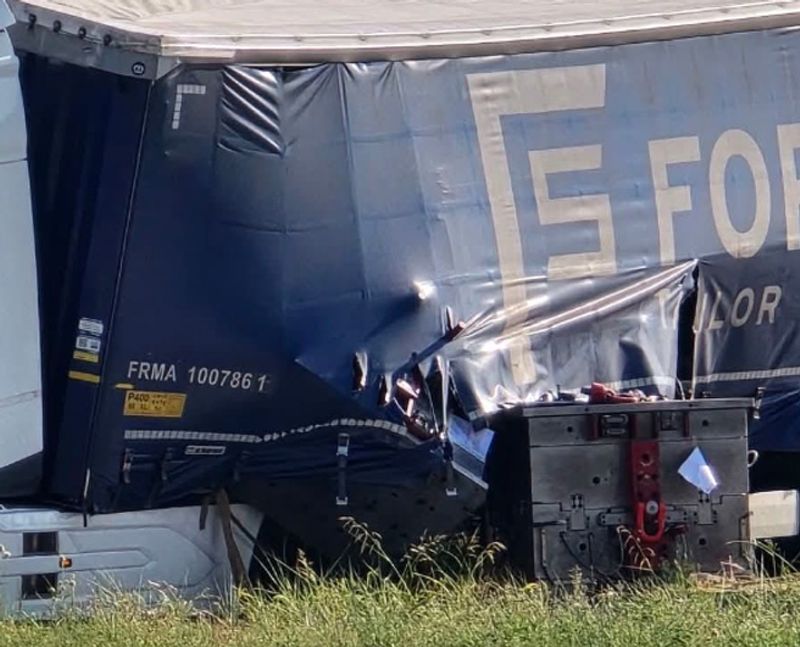 CANDIOLO - Incidente in rotonda, pesante macchinario cade dal rimorchio di un camion
