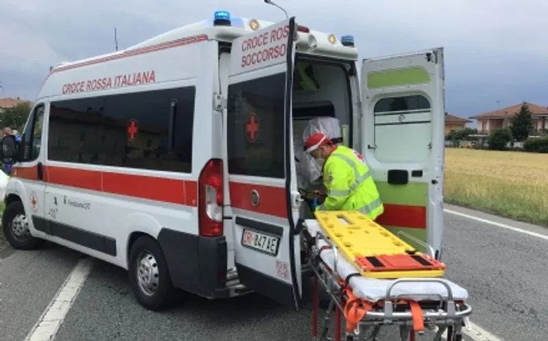 CANDIOLO - Colto da malore mentre è al volante dell'auto ferma al semaforo: salvato da un passante