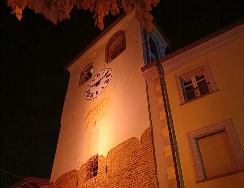 CANDIOLO - La torre campanaria in rosa per la ricerca contro il tumore al seno