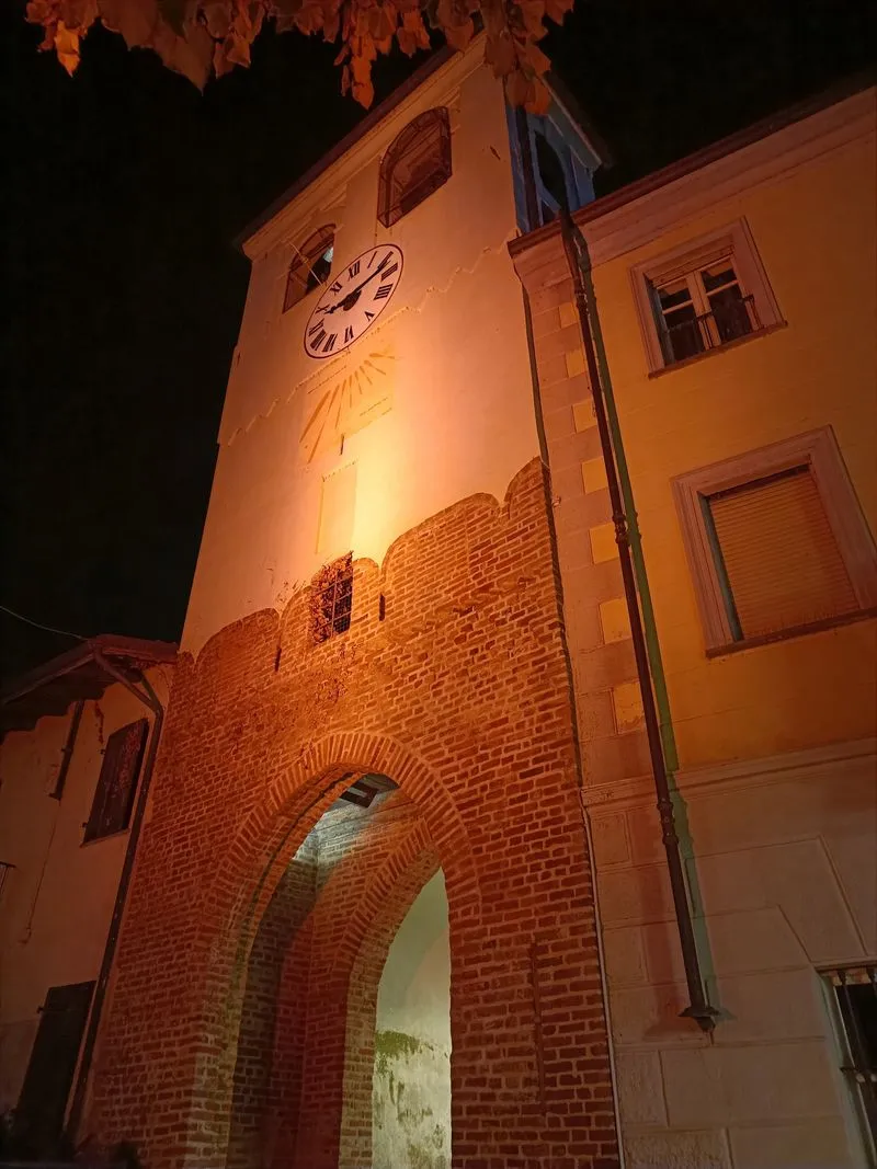 CANDIOLO - La torre campanaria in rosa per la ricerca contro il tumore al seno