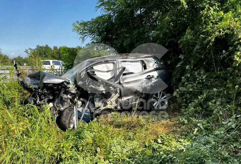 BRUTTO INCIDENTE SULL'AUTOSTRADA - Auto nella scarpata, quattro feriti: uno sbalzato dall'abitacolo - FOTO