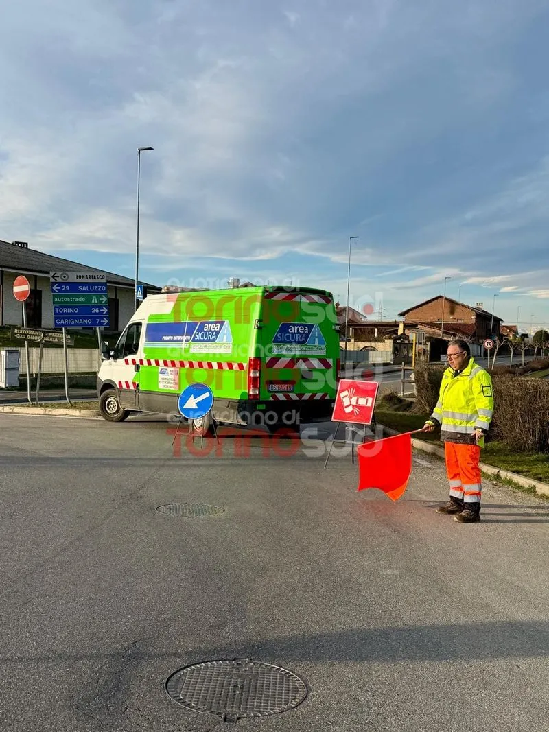 CARIGNANO - Camion finisce fuori strada e si ribalta sulla provinciale - FOTO