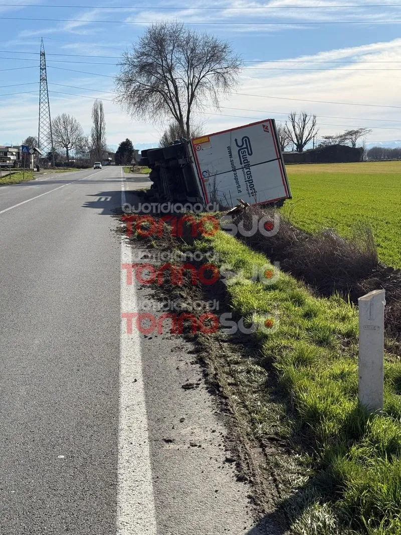 CARIGNANO - Camion finisce fuori strada e si ribalta sulla provinciale - FOTO
