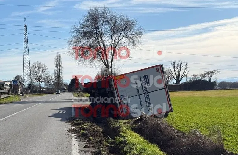 CARIGNANO - Camion finisce fuori strada e si ribalta sulla provinciale - FOTO
