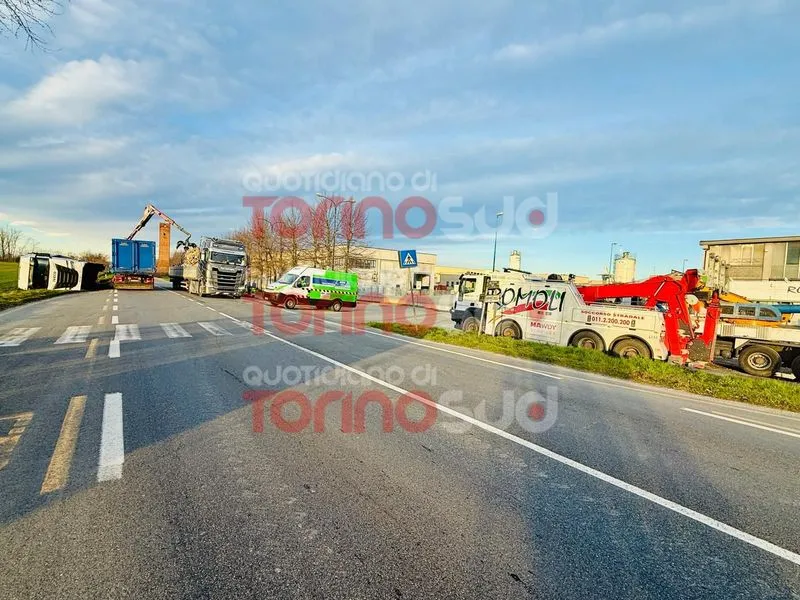 CARIGNANO - Camion finisce fuori strada e si ribalta sulla provinciale - FOTO