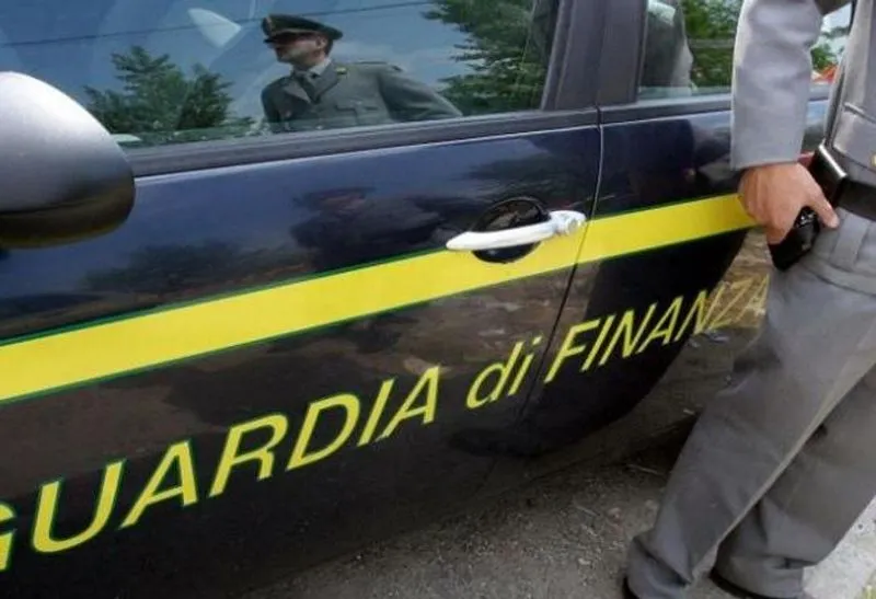 CARIGNANO - Raffica di controlli sulle attività commerciali: maxi multe per un parrucchiere e due circoli privati