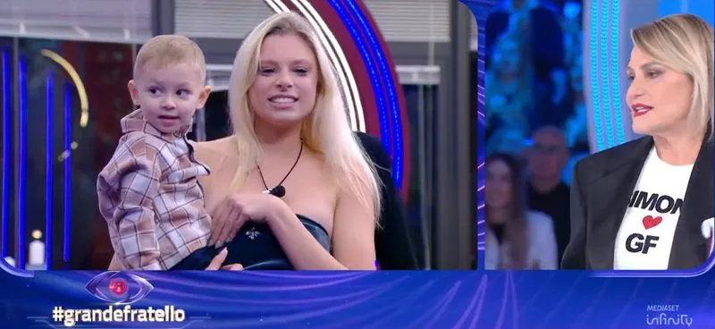 CARIGNANO - Sorpresa nella casa del Grande Fratello, Giulia Saponariu riabbraccia i suoi 5 fratelli - FOTO