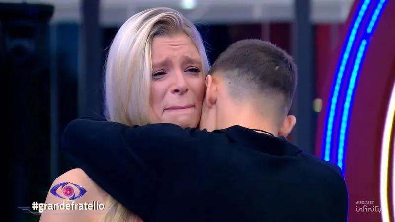 CARIGNANO - Sorpresa nella casa del Grande Fratello, Giulia Saponariu riabbraccia i suoi 5 fratelli - FOTO