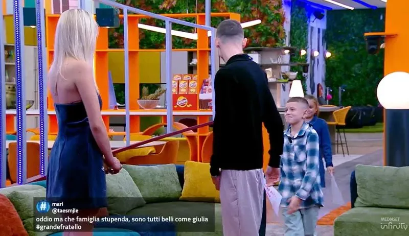 CARIGNANO - Sorpresa nella casa del Grande Fratello, Giulia Saponariu riabbraccia i suoi 5 fratelli - FOTO