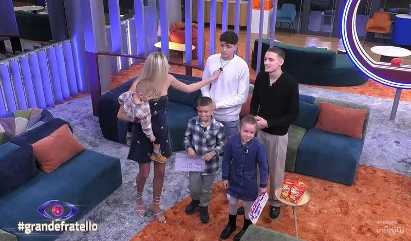 CARIGNANO - Sorpresa nella casa del Grande Fratello, Giulia Saponariu riabbraccia i suoi 5 fratelli - FOTO