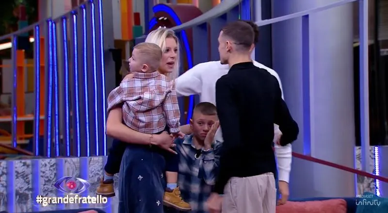 CARIGNANO - Sorpresa nella casa del Grande Fratello, Giulia Saponariu riabbraccia i suoi 5 fratelli - FOTO