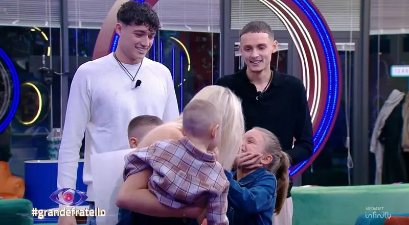 CARIGNANO - Sorpresa nella casa del Grande Fratello, Giulia Saponariu riabbraccia i suoi 5 fratelli - FOTO
