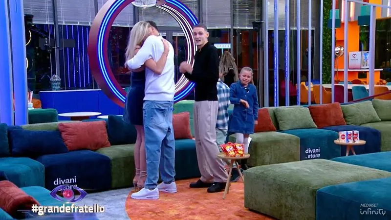 CARIGNANO - Sorpresa nella casa del Grande Fratello, Giulia Saponariu riabbraccia i suoi 5 fratelli - FOTO