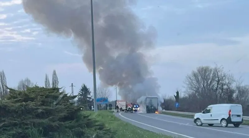 CARIGNANO - Camion prende fuoco durante la marcia: intervento dei vigili del fuoco sull'ex statale 20