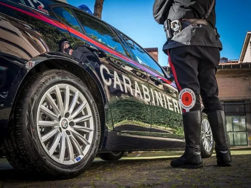 CARIGNANO - Si abbassa i pantaloni in strada davanti a giovani ragazze: indagini delle forze dell'ordine