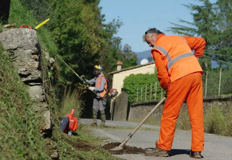 CARMAGNOLA - Si attivano due cantieri di lavoro per disoccupati over 45 e over 58: dodici posti disponibili