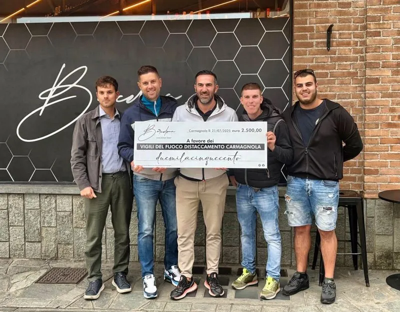 CARMAGNOLA - Imprenditore dona 2500 euro ai vigili del fuoco per l'acquisto di un nuovo mezzo