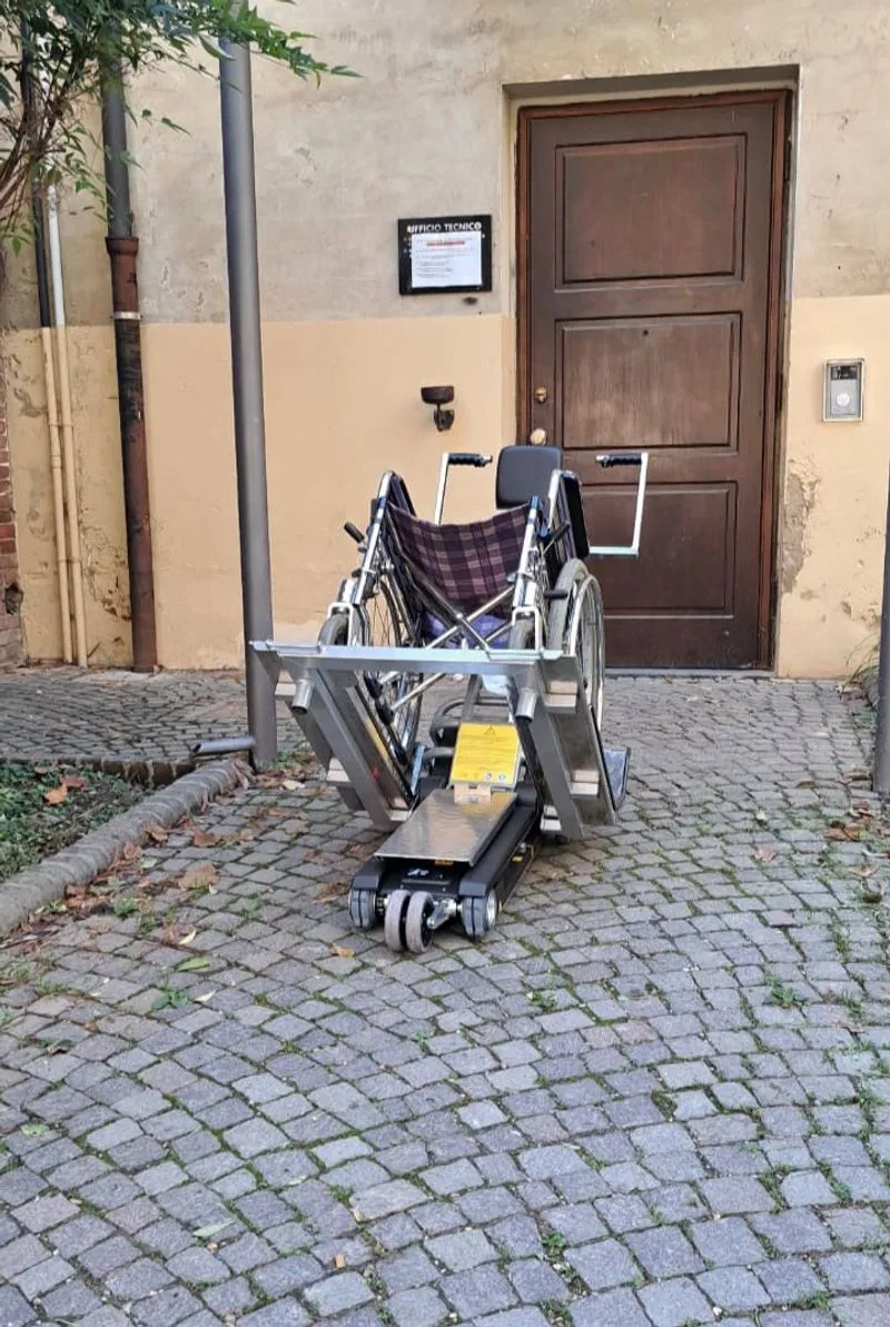 CARMAGNOLA - Consegnati in Comune i due nuovi sollevatori donati dalla Fondazione Martoglio - FOTO