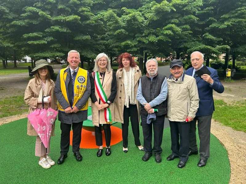 CARMAGNOLA - I Lions donano un gioco inclusivo per il parco di Cascina Vigna - FOTO