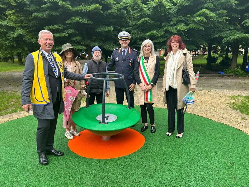CARMAGNOLA - I Lions donano un gioco inclusivo per il parco di Cascina Vigna - FOTO