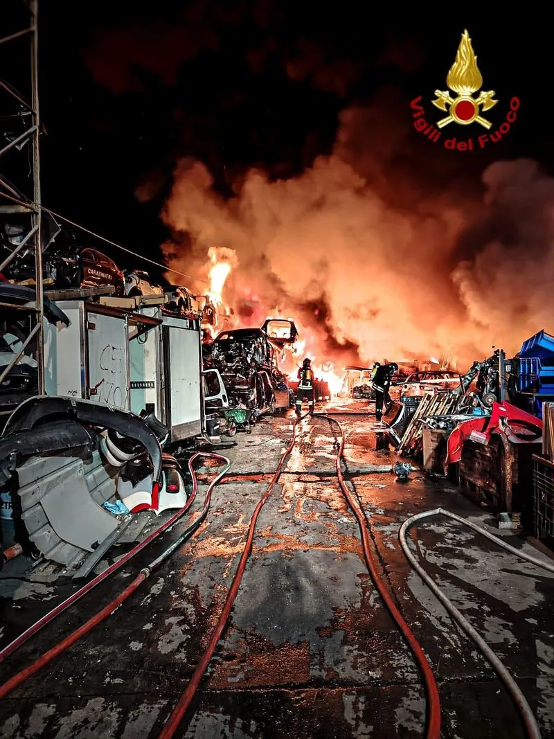 CARMAGNOLA - Furioso incendio devasta una ditta di autodemolizioni - FOTO