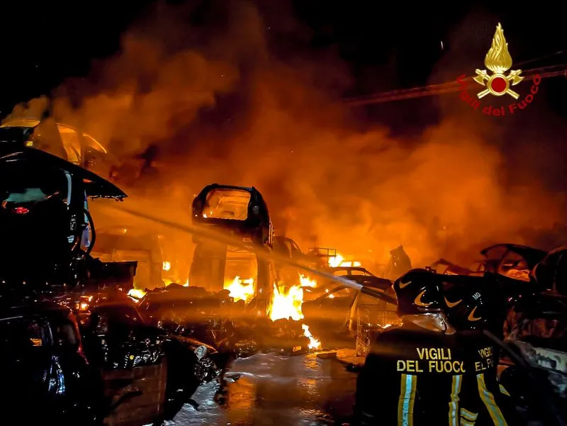CARMAGNOLA - Furioso incendio devasta una ditta di autodemolizioni - FOTO