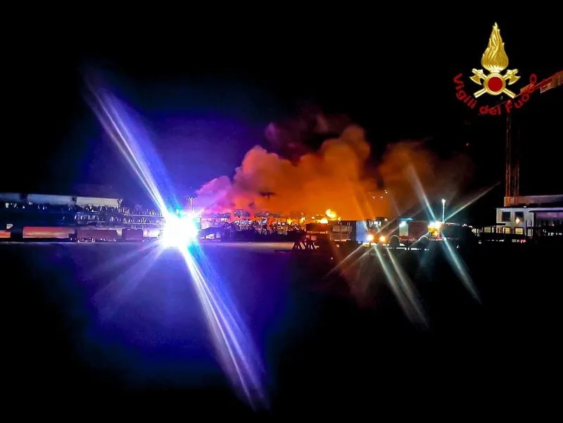CARMAGNOLA - Furioso incendio devasta una ditta di autodemolizioni - FOTO
