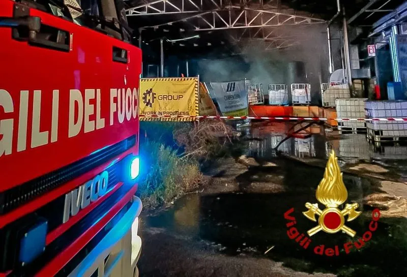 CARMAGNOLA - Incendio nella notte alla Teksid: analisi dell'Arpa sulla qualità dell'aria