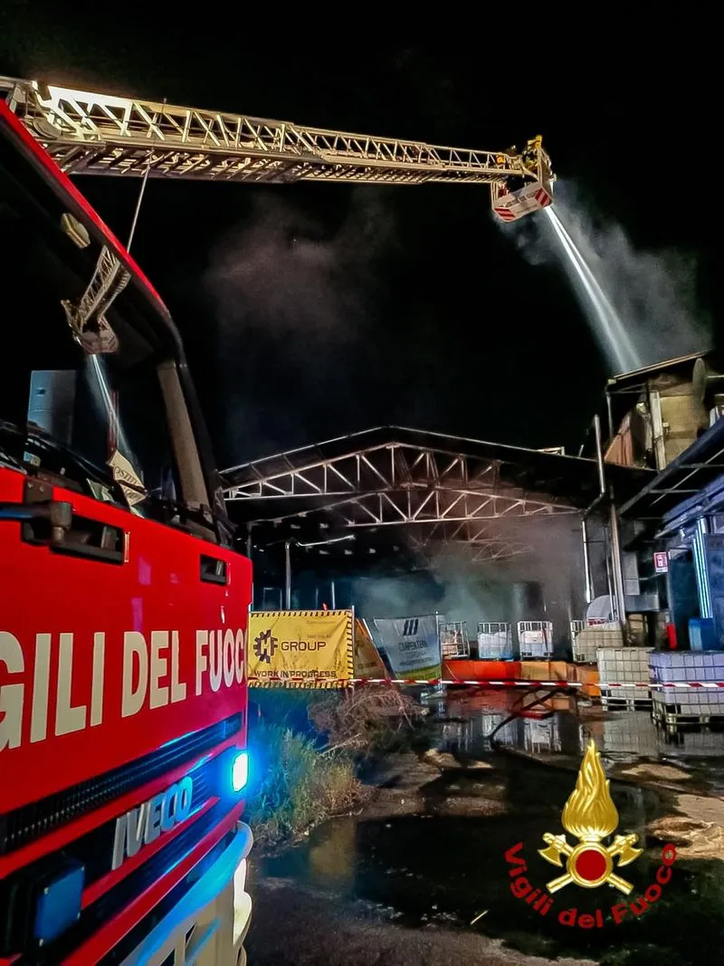 CARMAGNOLA - Incendio nella notte alla Teksid: analisi dell'Arpa sulla qualità dell'aria
