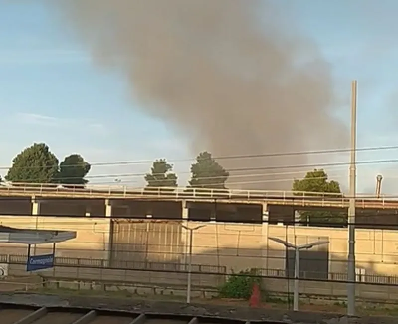 CARMAGNOLA - Incendio devasta campo agricolo in via Poirino: intervento dei vigili del fuoco - FOTO
