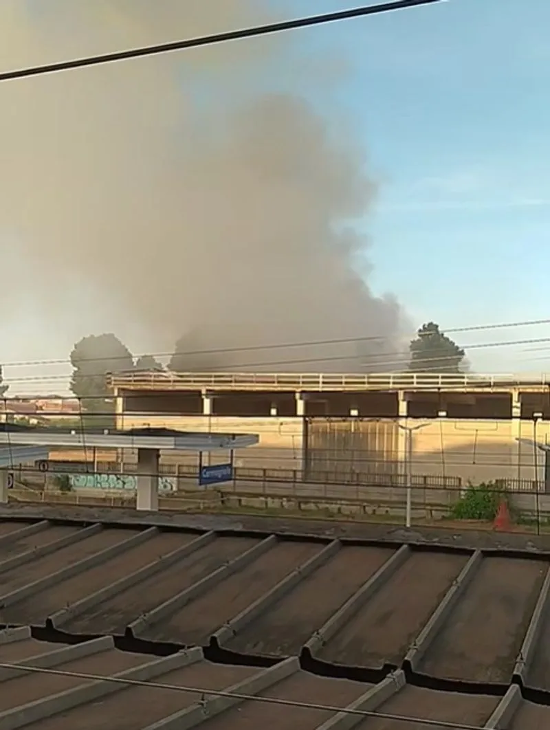 CARMAGNOLA - Incendio devasta campo agricolo in via Poirino: intervento dei vigili del fuoco - FOTO